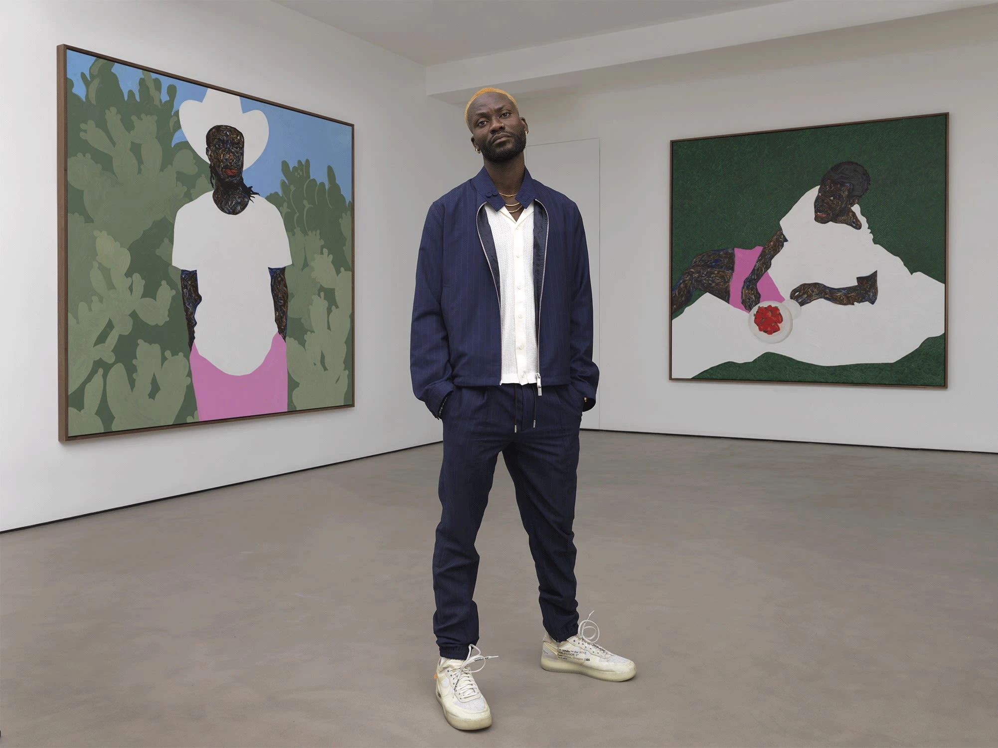 Amoako Boafo artiste contemporain ghanéen devant ses tableaux, investissement art rentable