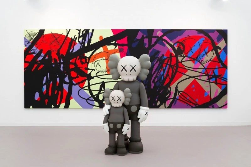 Figurine KAWS et tableau de Banksy, oeuvres d'art contemporain pour investissement