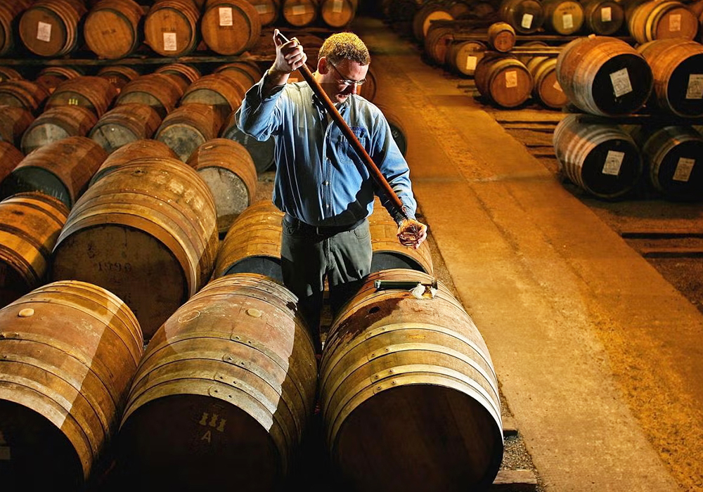 Fût de chêne de whisky en cours de vieillissement en distillerie