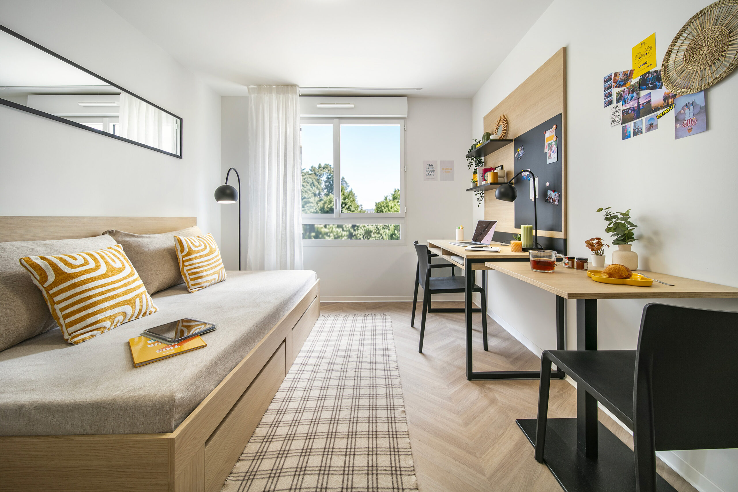 Chambre témoin d'une résidence étudiante neuve entièrement meublée : lit, bureau, rangements et coin cuisine équipé, prête à louer.