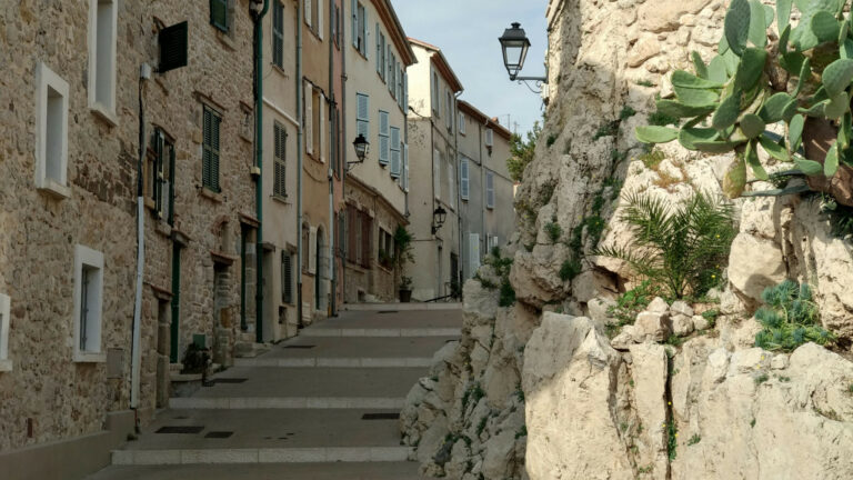 Location courte durée à Antibes : ce qu'il faut savoir avant d'investir en 2026